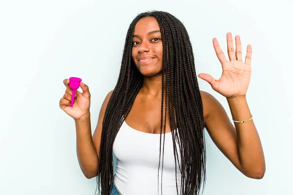 Jonge Afro Amerikaanse Vrouw Met Menstruatiecup Geïsoleerd Blauwe Achtergrond Glimlachend — Stockfoto
