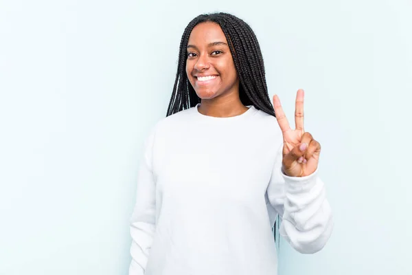Mavi Arka Planda Saçı Örülü Neşeli Tasasız Genç Afrikalı Amerikalı — Stok fotoğraf