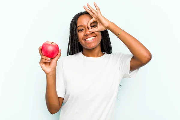 Mladá Afroameričanka Drží Jablko Izolované Modrém Pozadí Vzrušený Udržení Gesto — Stock fotografie