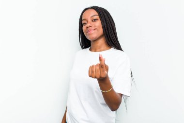 Beyaz arka planda izole edilmiş genç Afrikalı Amerikalı kadın sanki seni davet ediyormuş gibi seni işaret ediyor..