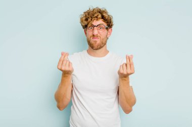 Kafkasyalı genç adam mavi arka planda izole edilmiş..