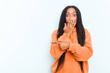 Saçları örülmüş genç Afrikalı Amerikalı bir kadın. Mavi arka planda izole edilmiş.