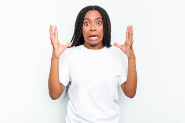 Beyaz arka planda izole edilmiş genç Afrikalı Amerikalı kadın gökyüzüne haykırıyor, bakıyor, hayal kırıklığına uğruyor..