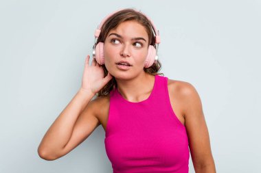 Bir dedikoduyu dinlemeye çalışıyorum..