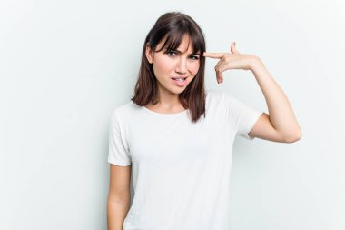 Beyaz arka planda izole edilmiş beyaz bir kadın işaret parmağıyla hayal kırıklığı jesti yapıyor..