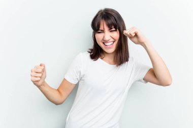 Beyaz arka planda izole edilmiş beyaz bir kadın dans ediyor ve eğleniyor..