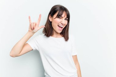 Beyaz arka planda izole edilmiş genç beyaz kadın boynuzlarını devrim konsepti olarak gösteriyor..