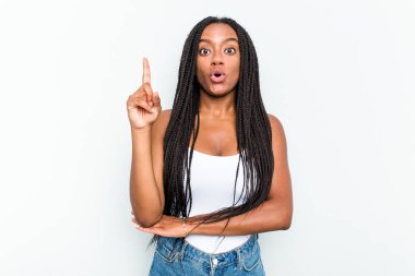 Genç Afrikalı Amerikalı kadın beyaz arka planda izole edilmiş. Harika bir fikri var, yaratıcılık kavramı..
