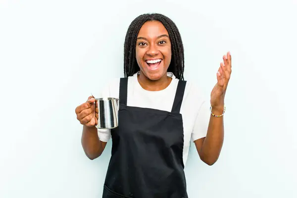 Giovane Donna Barista Afroamericana Isolata Sfondo Blu Ricevendo Una Piacevole — Foto Stock