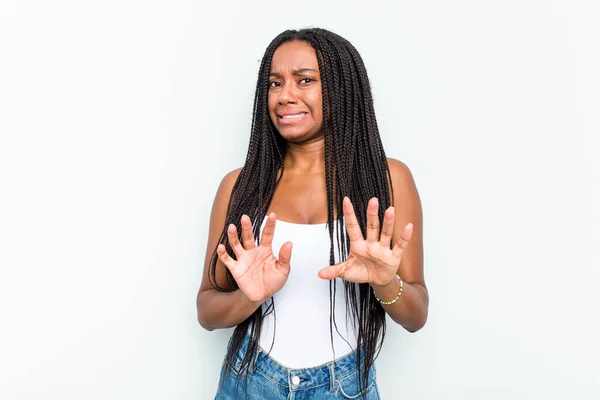 Joven Mujer Afroamericana Aislada Sobre Fondo Blanco Rechazando Alguien Mostrando — Foto de Stock