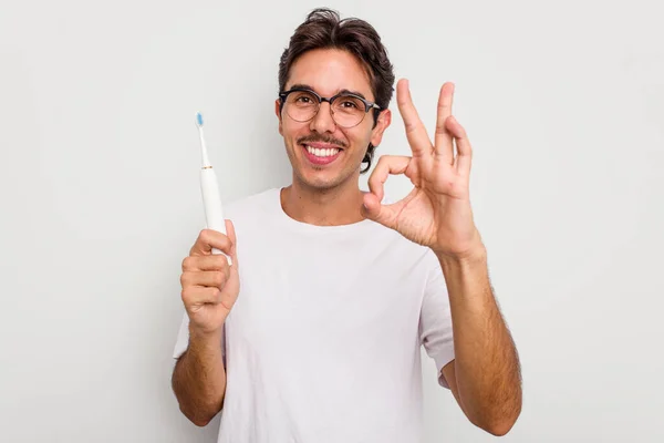 Junge Hispanische Mann Hält Elektrische Zahnbürste Isoliert Auf Weißem Hintergrund — Stockfoto
