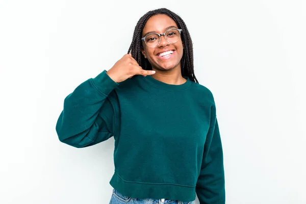 Beyaz Arka Planda Izole Edilmiş Genç Afrikalı Amerikalı Kadın Parmaklarıyla — Stok fotoğraf