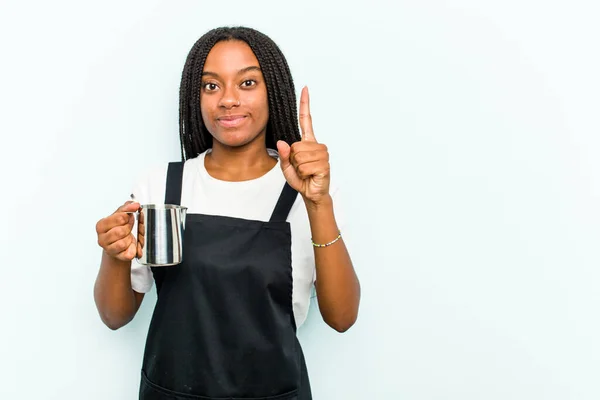 Genç Afro Amerikalı Kadın Mavi Arka Planda Izole Edilmiş Parmağıyla — Stok fotoğraf