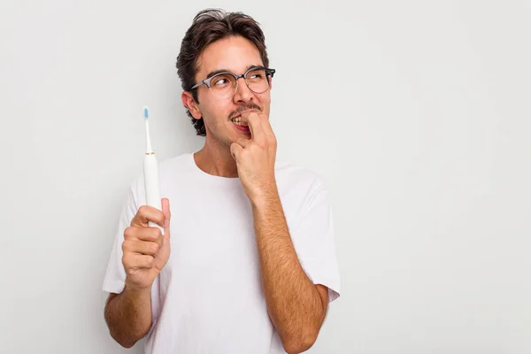 Jovem Hispânico Segurando Escova Dentes Elétrica Isolada Fundo Branco Relaxado — Fotografia de Stock