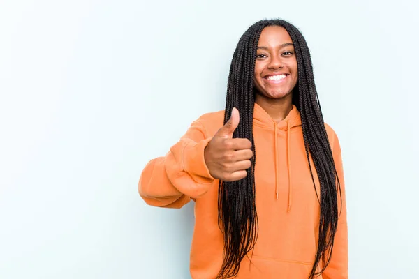 Młoda Afroamerykanka Warkoczami Odizolowana Niebieskim Tle Uśmiechnięta Podnosząca Kciuk Górę — Zdjęcie stockowe