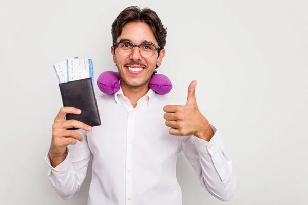 Jovem Hispânico Com Travesseiro Viagem Inflável Segurando Passaporte Isolado Fundo — Fotografia de Stock