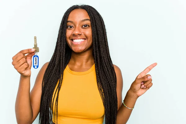 Mladá Afroameričanka Drží Domácí Klíče Izolované Modrém Pozadí Usmívá Ukazuje — Stock fotografie
