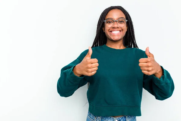 Mujer Afroamericana Joven Aislada Sobre Fondo Blanco Sonriendo Levantando Pulgar —  Fotos de Stock