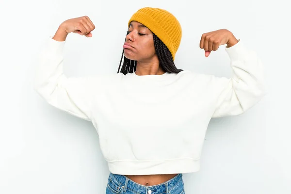 Joven Mujer Afroamericana Aislada Sobre Fondo Blanco Mostrando Gesto Fuerza — Foto de Stock