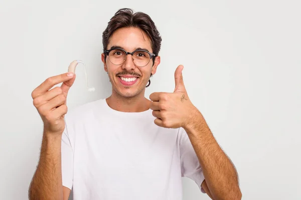 Jonge Spaanse Man Die Een Hoortoestel Geïsoleerd Houdt Een Witte — Stockfoto