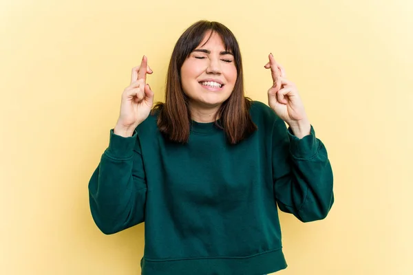 Young Caucasian Woman Isolated Yellow Background Crossing Fingers Having Luck — Stock Photo, Image