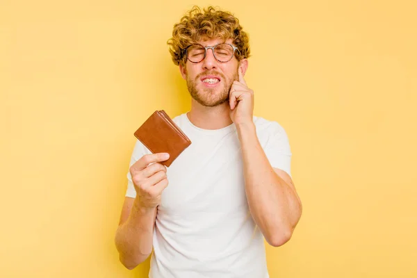 Junger Kaukasischer Mann Mit Geldbörse Auf Gelbem Hintergrund Die Ohren — Stockfoto