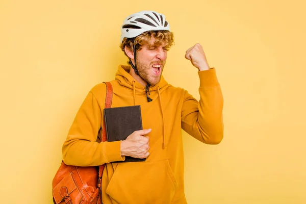 Joven Estudiante Con Una Bicicleta Casco Aislado Sobre Fondo Amarillo — Foto de Stock