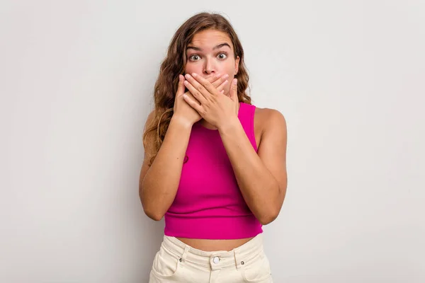 Giovane Donna Caucasica Isolata Sfondo Blu Scioccato Copertura Bocca Con — Foto Stock