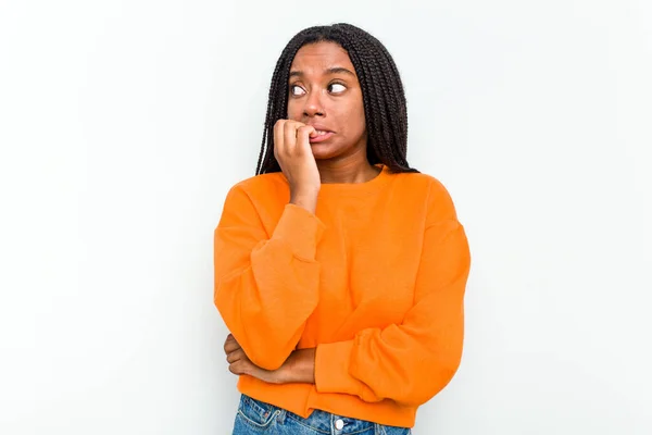 Jonge Afrikaanse Amerikaanse Vrouw Geïsoleerd Witte Achtergrond Bijten Nagels Nerveus — Stockfoto