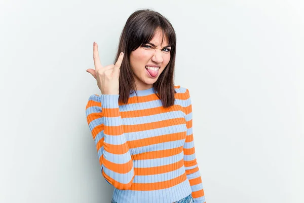 Jonge Kaukasische Vrouw Geïsoleerd Witte Achtergrond Tonen Rock Gebaar Met — Stockfoto