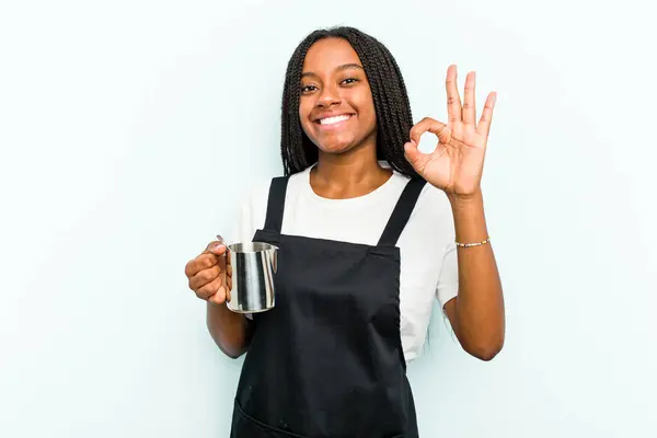 Joven Barista Afroamericana Aislada Sobre Fondo Azul Alegre Confiada Mostrando —  Fotos de Stock