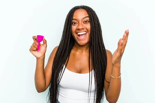 Ung Afroamerikansk Kvinna Som Håller Menstruation Kopp Isolerad Blå Bakgrund — Stockfoto