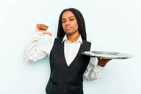 Young African American Waitress Woman Holding Tray Isolated Blue Background — Stock Photo, Image