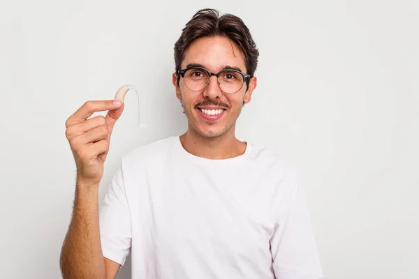 Jonge Spaanse Man Met Hoortoestel Geïsoleerd Witte Achtergrond Gelukkig Glimlachend — Stockfoto