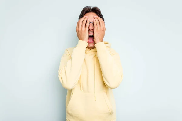 Young Hispanic Man Isolated Blue Background Having Fun Covering Half — ストック写真