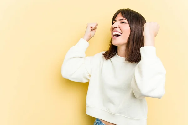 Joven Mujer Caucásica Aislada Sobre Fondo Amarillo Levantando Puño Después —  Fotos de Stock