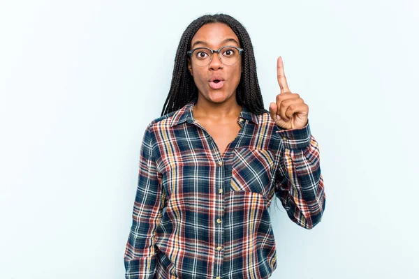 Ung Afroamerikansk Kvinna Med Flätor Hår Isolerad Blå Bakgrund Har — Stockfoto