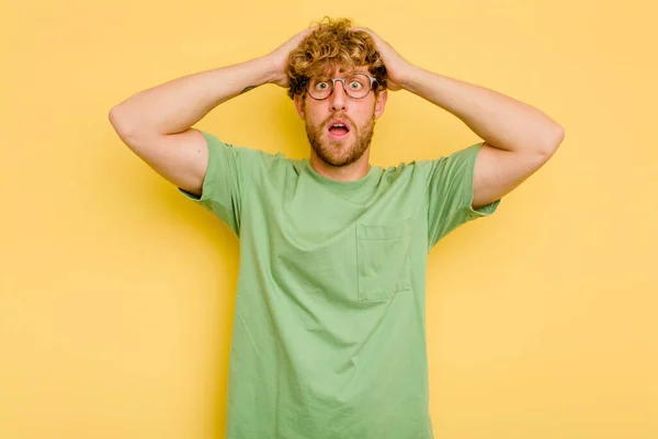Young Caucasian Man Isolated Yellow Background Surprised Shocked — Stock Photo, Image