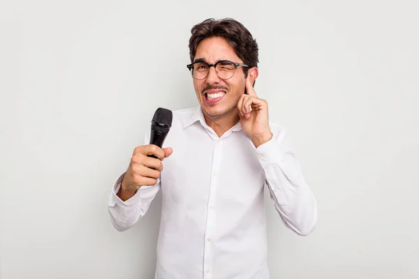 Joven Cantante Hispano Aislado Sobre Fondo Blanco Cubriendo Orejas Con — Foto de Stock