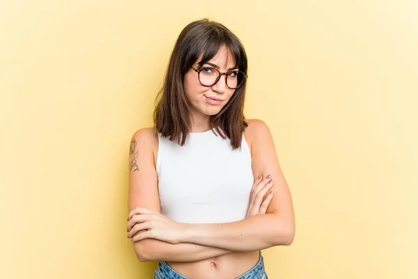 Young Caucasian Woman Isolated Yellow Background Suspicious Uncertain Examining You — Stock Photo, Image