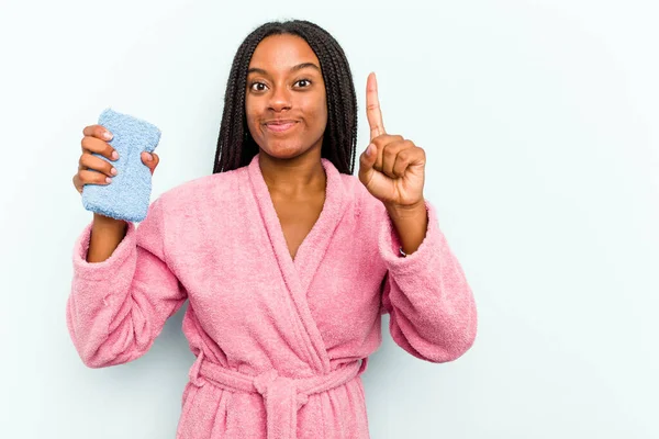 Jovem Afro Americana Segurando Uma Esponja Isolada Fundo Azul Mostrando — Fotografia de Stock