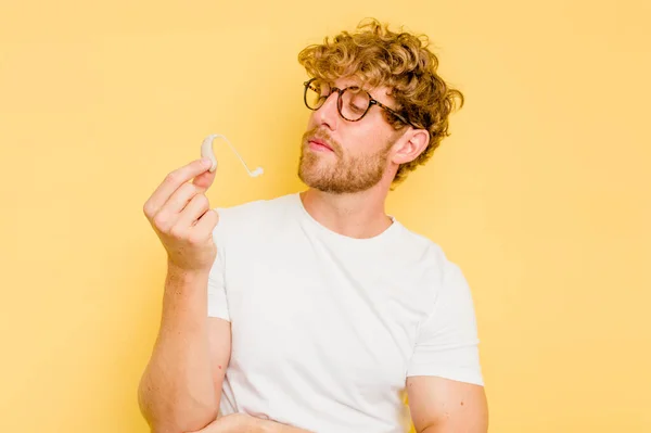 Junger Kaukasischer Mann Trägt Hörgerät Isoliert Auf Gelbem Hintergrund — Stockfoto