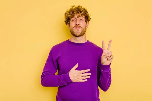 Jonge Blanke Man Geïsoleerd Gele Achtergrond Het Afleggen Van Een — Stockfoto