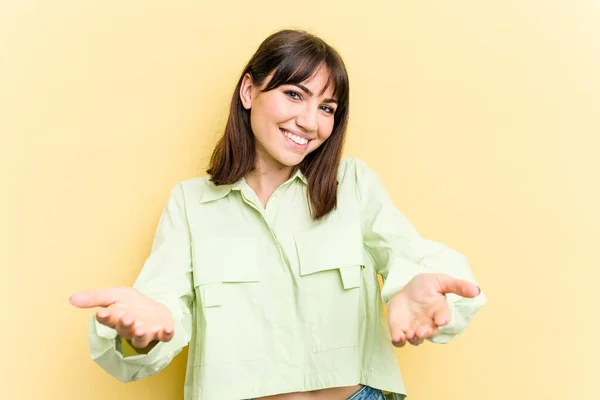 Jonge Blanke Vrouw Geïsoleerd Gele Achtergrond Met Een Welkome Uitdrukking — Stockfoto