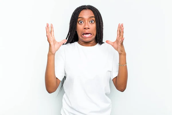 Jovem Afro Americana Isolada Fundo Branco Gritando Para Céu Olhando — Fotografia de Stock