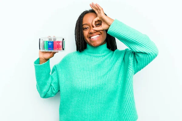 若いですアフリカ系アメリカ人女性保持バッテリーボックス隔離上の青の背景励起維持Okジェスチャー上の目 — ストック写真