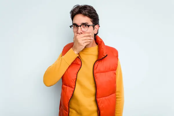 Young Hispanic Man Isolated Blue Background Covering Mouth Hands Looking — Stock Photo, Image