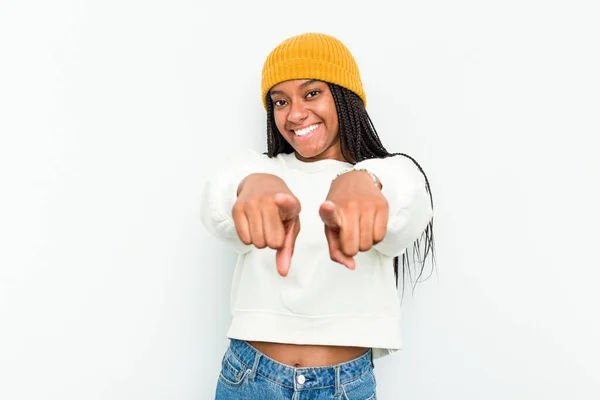 Ung Afrikansk Amerikansk Kvinna Isolerad Vit Bakgrund Pekar Framsidan Med — Stockfoto