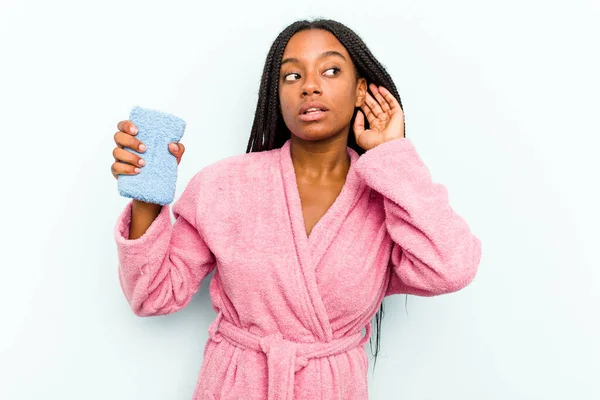 Ung Afroamerikansk Kvinna Håller Svamp Isolerad Blå Bakgrund Försöker Lyssna — Stockfoto