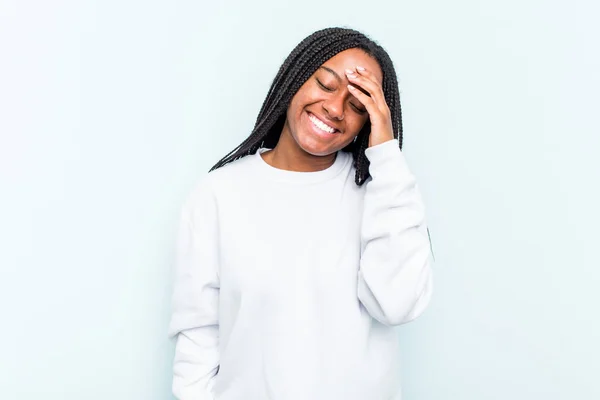 Молодая Афроамериканка Косичками Голубом Фоне Много Смеется Концепция Счастья — стоковое фото